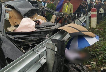 Honda Civic đâm vào hàng rào phân cách, một giám đốc ngân hàng tử vong, xe nát đầu