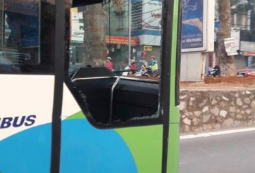 Nóng: Xe con tạt đầu xe buýt nhanh BRT gây vỡ tan cửa rồi bỏ trốn