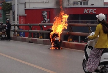 Xe máy bốc cháy dữ dội trên cầu vượt Lê Văn Lương - Hà Nội