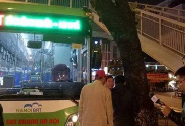 Buýt nhanh BRT 'phi đầu' vào gốc xà cừ