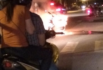 Xôn xao clip xe máy cháy trơ khung vì bỏ điện thoại trong cốp