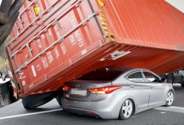 Minh chứng cho danh tiếng 'Hung thần xa lộ' của xe container