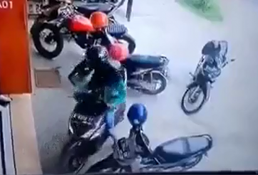 Pha lùi xe máy 'cồng kềnh' khiến cộng đồng mạng 'điên đảo'