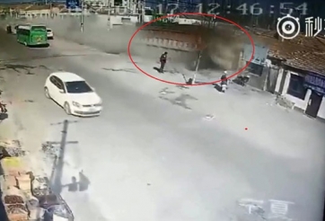 Trung Quốc: Xe tải phi như bay, ủi phẳng 3 ngôi nhà, 4 người chết