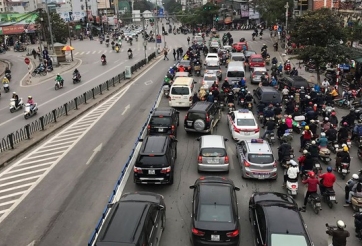Ùn tắc cục bộ đường Giảng Võ khi lắp dải phân cách cứng cho làn xe buýt nhanh BRT