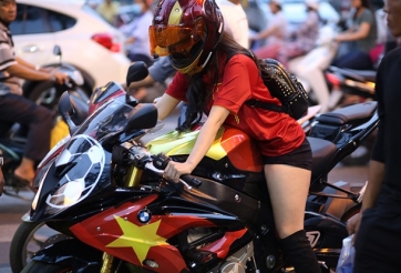 Fan nữ 'cưỡi' PKL đang khuấy đảo làng túc cầu là ai?