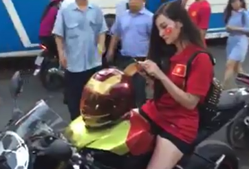 Fan nữ xinh đẹp 'cưỡi' xe PKL đến xem Công Phượng