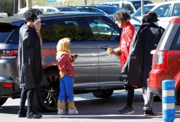 Ronaldo đeo mặt nạ kinh dị, lái Range Rover Sport đưa con trai tới trường