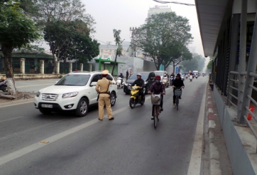 Hà Nội ra quân xử phạt ô tô, xe máy lấn làn buýt nhanh