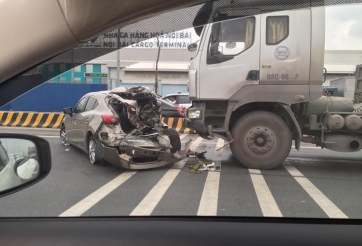 Mazda2 dúm nát một nửa thân xe trong tai nạn kinh hoàng tại sân bay Nội Bài