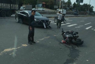 Mazda3 bị Kawasaki Z1000 đâm nát đầu