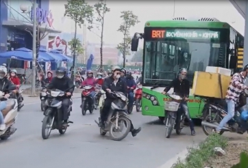 Người dân vô ý thức tạt đầu buýt BRT, leo giải phân cách 