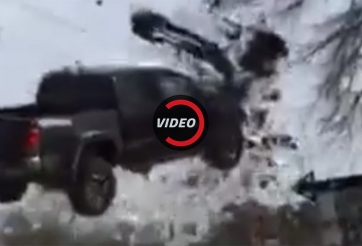 Xe bán tải của Toyota bay lơ lửng trong không trung