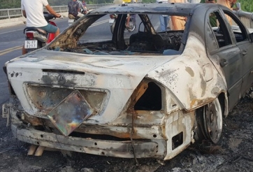 Xe sang Mercedes bùng cháy trơ khung khi đang chạy