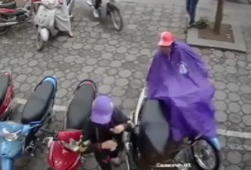 Cảnh giác mưa gió: Đôi nam nữ táo tợn móc đồ trong cốp xe