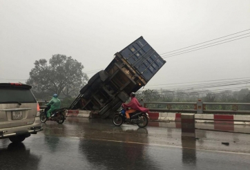 Tai nạn liên hoàn, ô tô treo lơ lửng trên cầu Thanh Trì