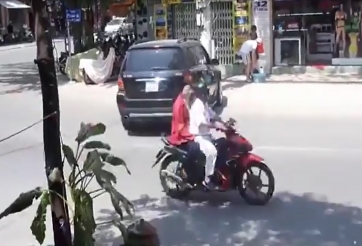 Nữ xế lùi xe Mercedes kiểu muốn 'giết người' gây phẫn nộ