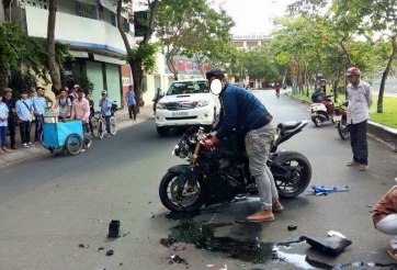 Sài Gòn:BMW S1000RR bung bét sau tai nạn vì phóng bạt mạng