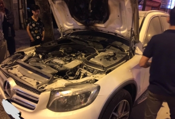 Video: Mercedes-Benz GLC bất ngờ bốc cháy động cơ tại Hà Nội