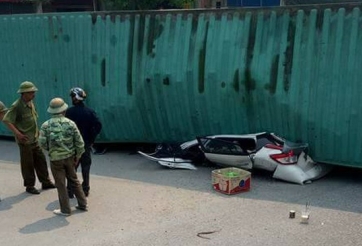 Nam Định: Xe container lật ngang, đè nát Toyota Yaris
