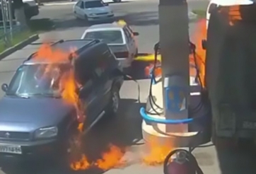 Video: Bật lửa soi xăng và hậu quả kinh hoàng