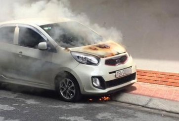 Hải Phòng: Kia Morning đang đỗ bất ngờ bốc cháy