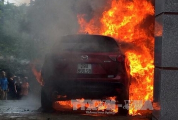 Video: Xe Mazda CX-5 biển Hà Nội bốc cháy ngùn ngụt