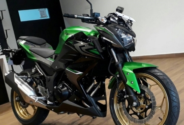 Naked bike giá rẻ Kawasaki Z250 2017 xuất hiện tại đại lý