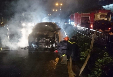 Xe Toyota Camry bất ngờ bốc cháy khi đang lưu thông