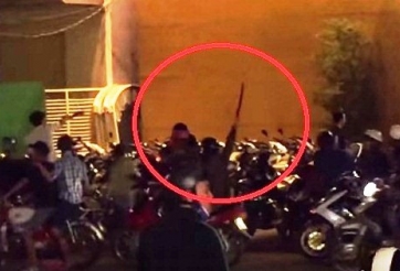 Clip: GrabBike hỗn chiến xe ôm,cảnh sát phải nổ súng trấn áp