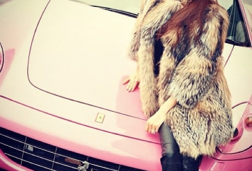 Vợ tỷ phú Hồng Kông lả lơi bên siêu xe 