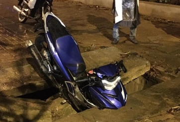 Hà Nội: Yamaha Exciter 150 cắm đầu xuống cống trên vỉa hè