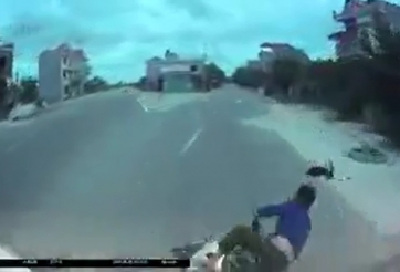 Xe máy va chạm với xe tải gây tranh cãi