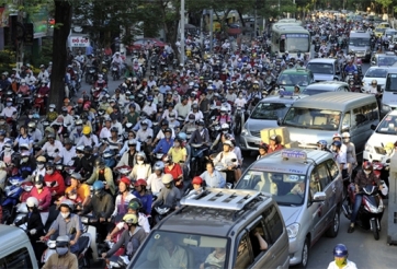 Cấm xe máy, người Hà Nội vừa đi tàu điện ngầm vừa đọc sách