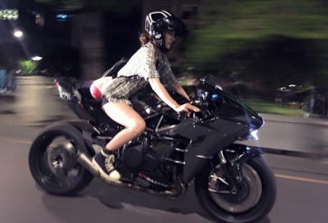 Chân dài lái mô tô Kawasaki hơn 1 tỷ đồng trên phố đi bộ