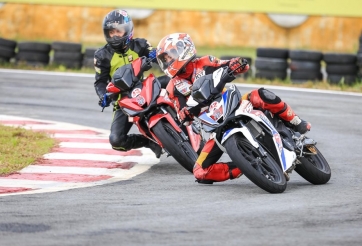 Hai bóng hồng và “vết mưa bay” chiều chủ nhật Bình Dương