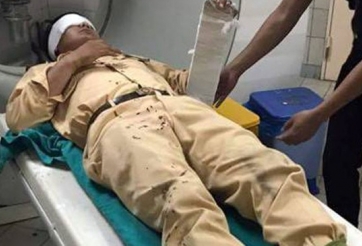 Hà Nội: Lái xe máy vượt đèn đỏ, tông trọng thương CSGT