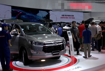 Lo đẩy hết hàng tồn, ô tô đại hạ giá đến tết