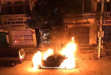 Quảng Ninh: Ô tô Mercedes tiền tỉ bốc cháy trơ khung