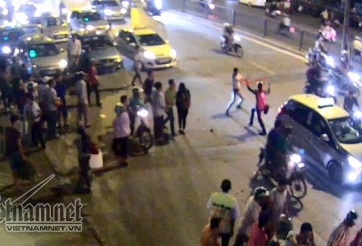 Hà Nội: GrabBike, Taxi chém nhau như phim hành động