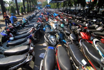 Thêm 2 triệu xe máy: Chính quyền muốn cấm, dân cần cứ mua