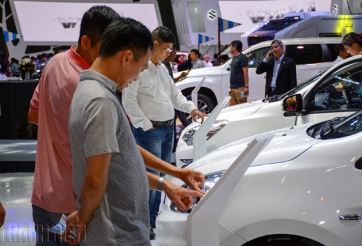 Ô tô bị 'dội bom' giảm giá, tăng phí, dân Việt vẫn 'nín thở'