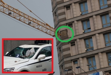 Sài Gòn: Cần cẩu đập vào tòa cao ốc, đá rơi đè nát đầu ô tô