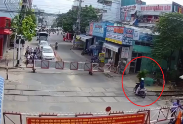 'Ninja' LEAD tự ý mở gác chắn, phóng xe khi tàu đang ập đến