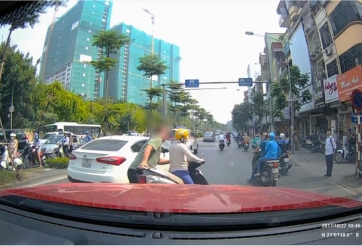 'Ninja' dừng xe giữa đường dùng điện thoại bị anh Tây bê đi 