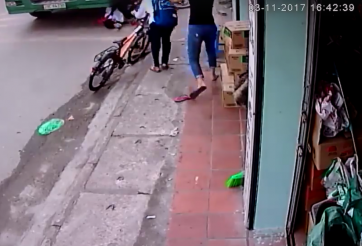 Em bé thoát chết thần kỳ ngay dưới bánh xe tải trọng lớn