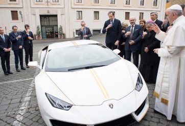 Đức Giáo hoàng được tặng Lamborghini độc nhất vô nhị
