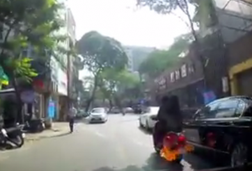 Hà Nội: Xe tay ga Piagio LX đang đi bỗng bốc cháy dữ dội