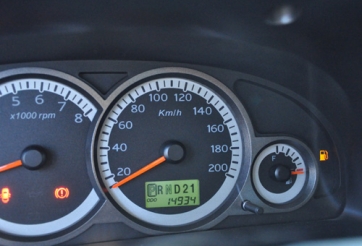 Lái xe khi gần hết xăng có gây hại cho động cơ?