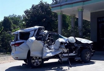 Toyota Fortuner 2017 lại bẹp rúm sau tai nạn